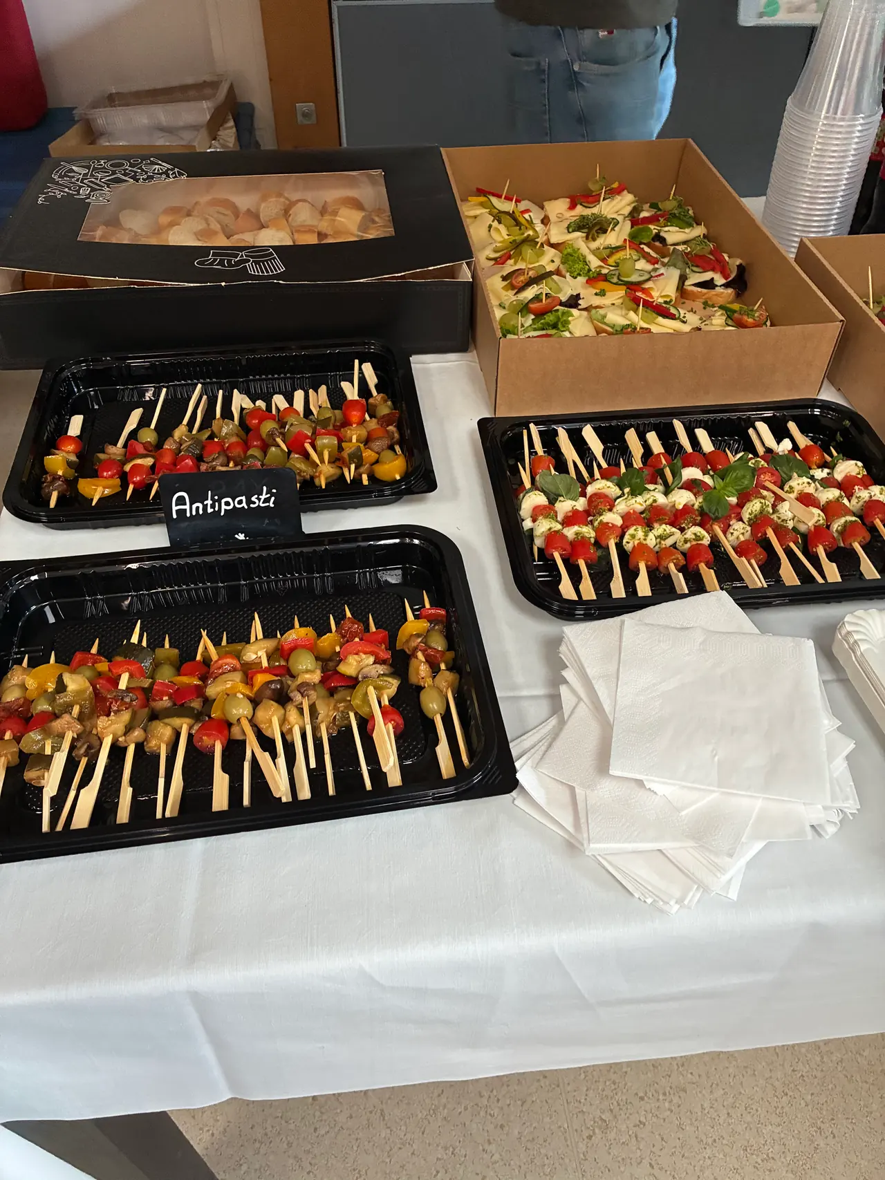 Buffet mit Antipasti-Spießen und Fingerfood in Schachteln