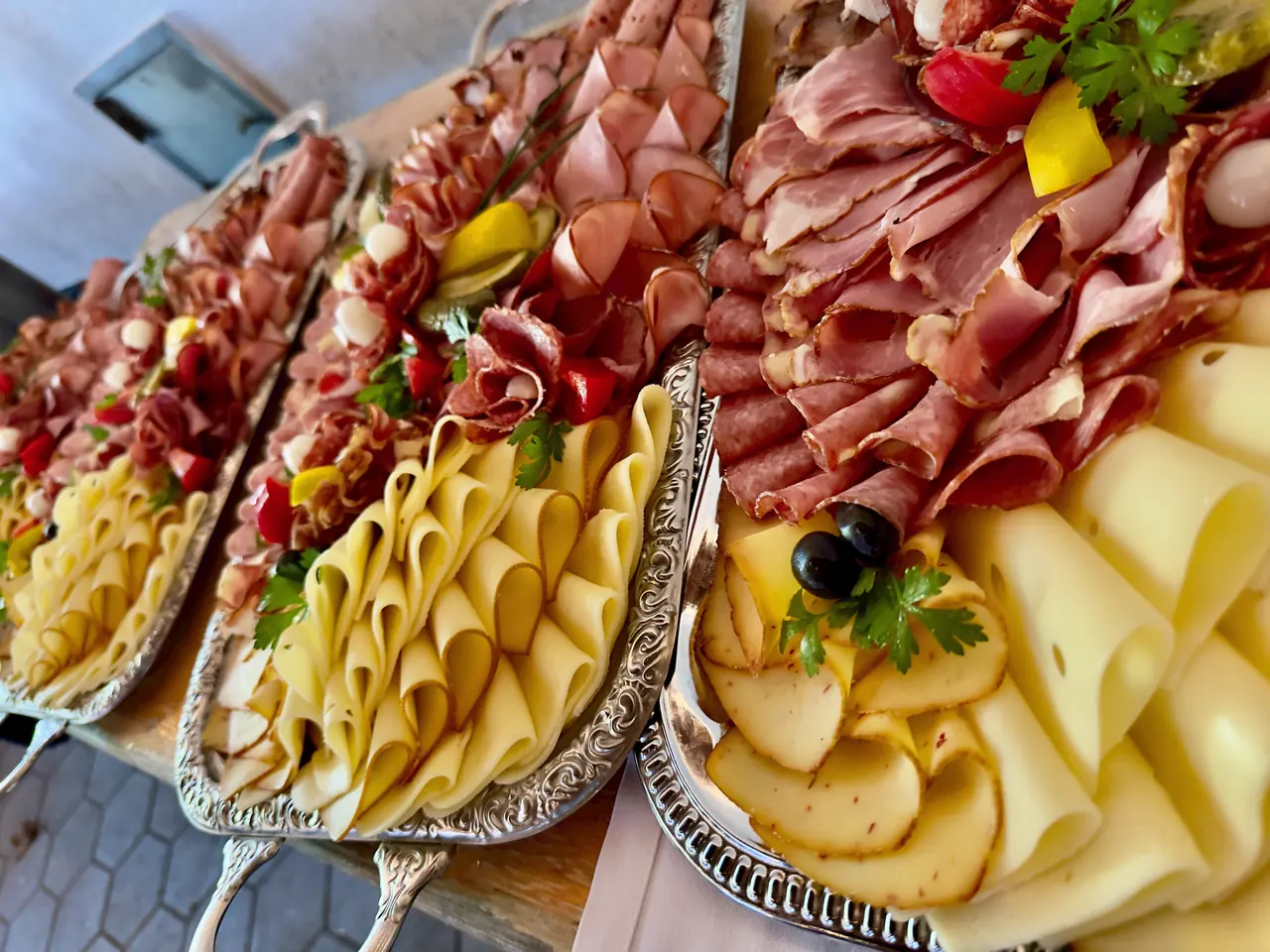 Platten mit Aufschnitt, Käse und Gemüse