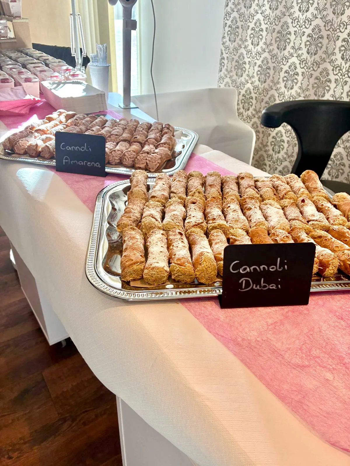 Platte mit Cannoli auf einem Buffettisch
