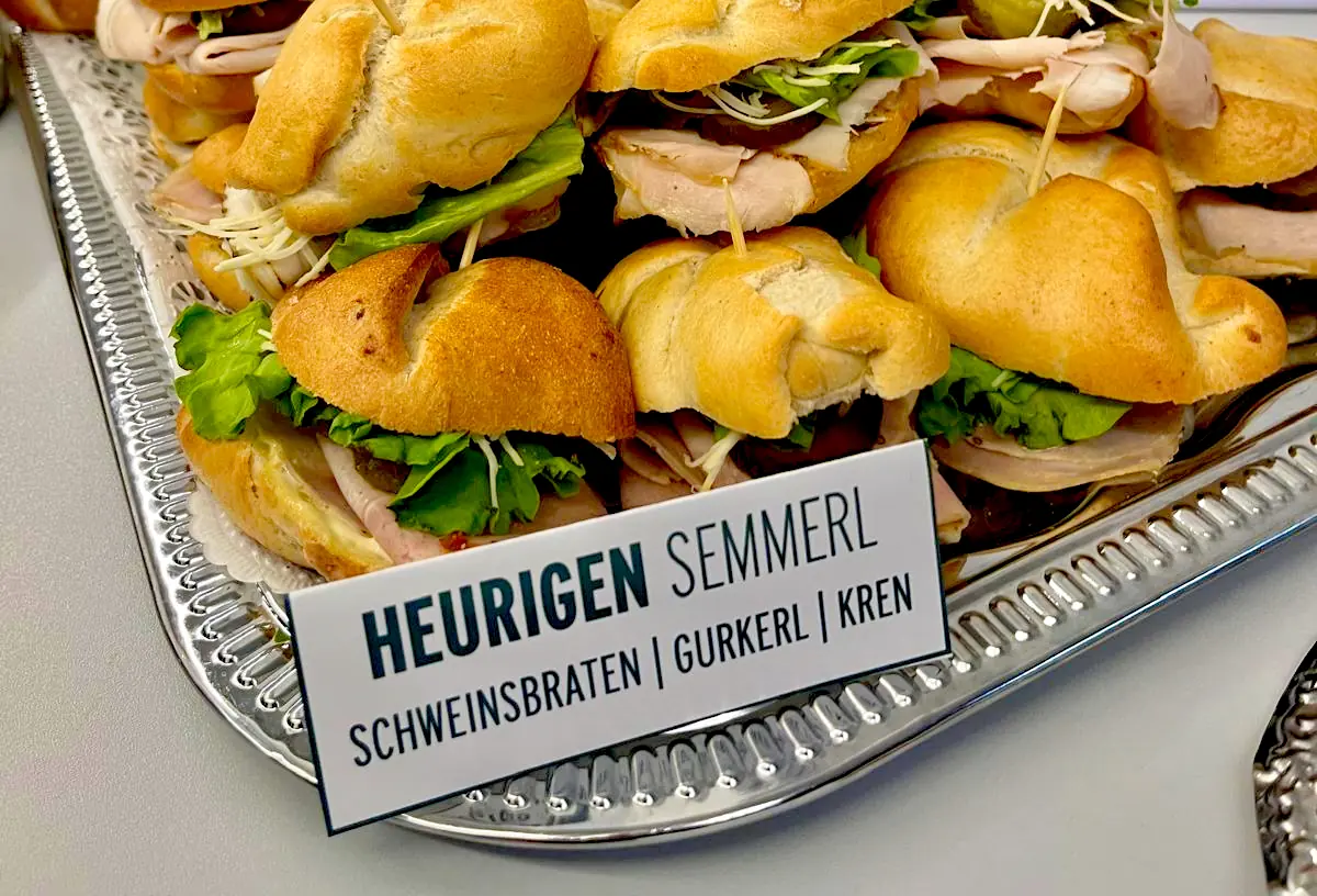 Platte mit Heurigen-Semmerl mit Schweinsbraten, Gurkerl und Kren
