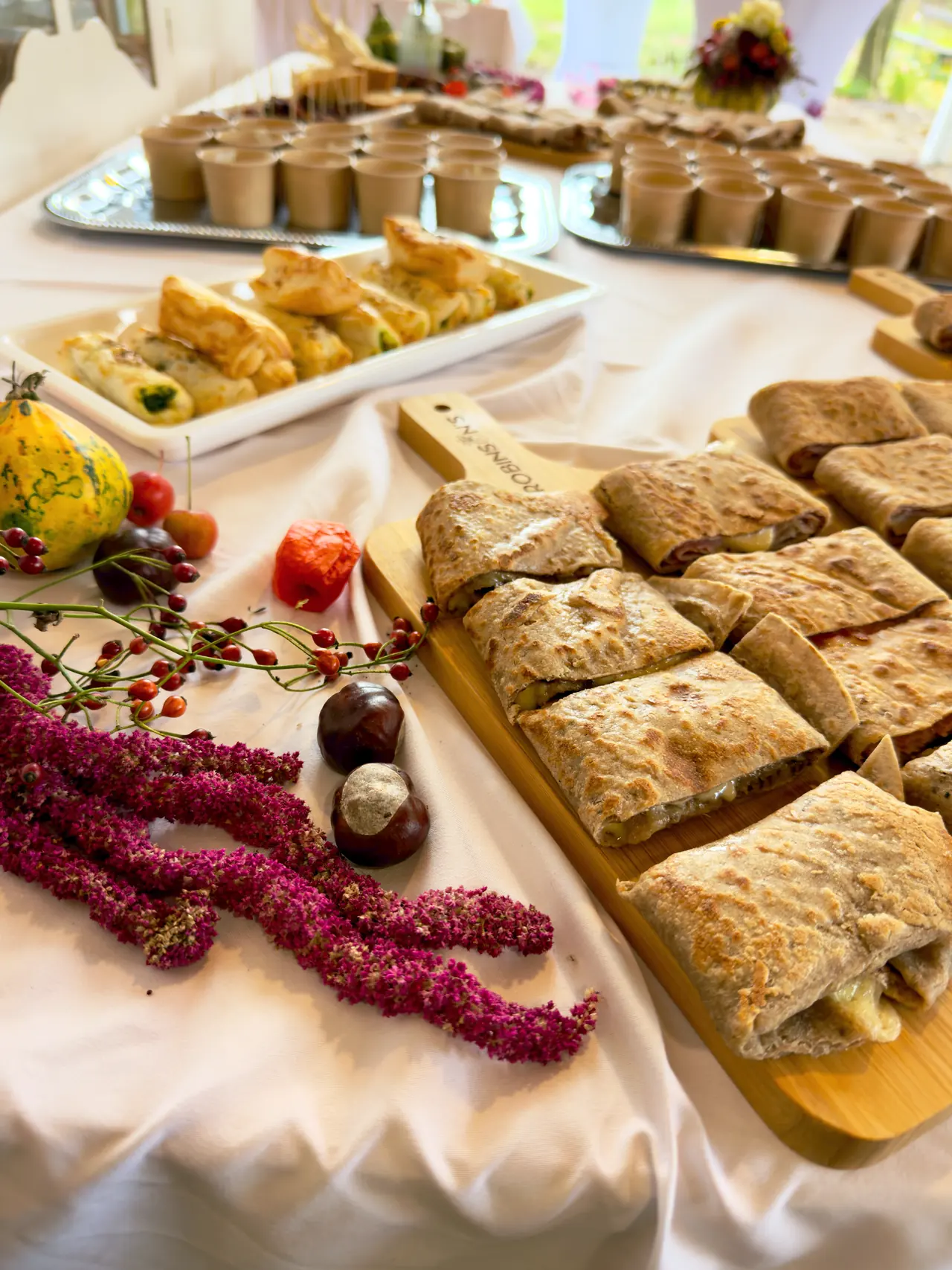 Herbstlich dekoriertes Buffet mit Strudel und kleinen Desserts