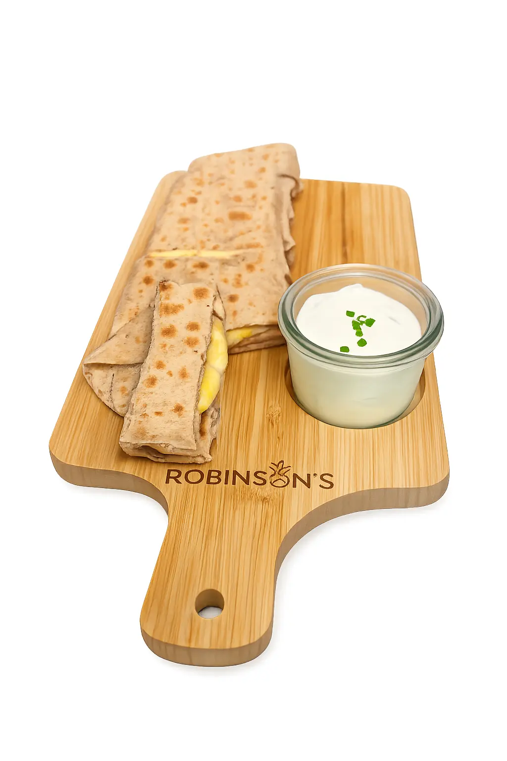 Feuerfleck auf einem Holzbrett mit ROBINSON'S Logo, dazu ein Glas Dip mit Schnittlauch